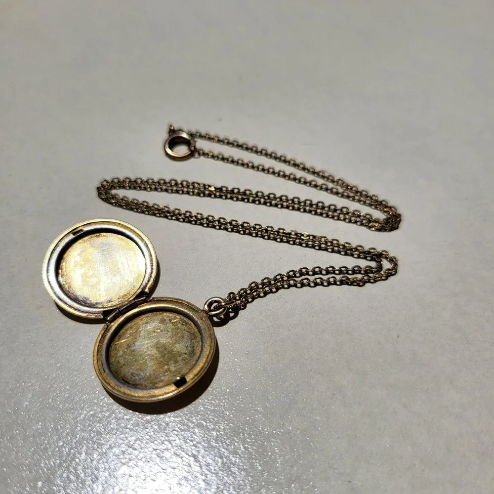 12K Gold Filled Round Floral Etched Locket Necklace Vintage Keepsake - Picture 9 of 11